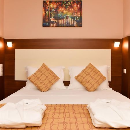 Ozgobek Ronesans Hotel De Luxe Ουσάκ Εξωτερικό φωτογραφία
