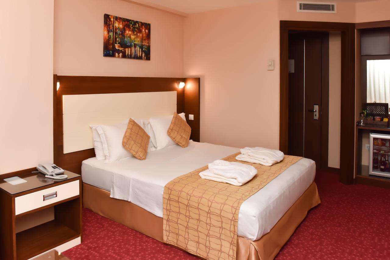 Ozgobek Ronesans Hotel De Luxe Ουσάκ Εξωτερικό φωτογραφία