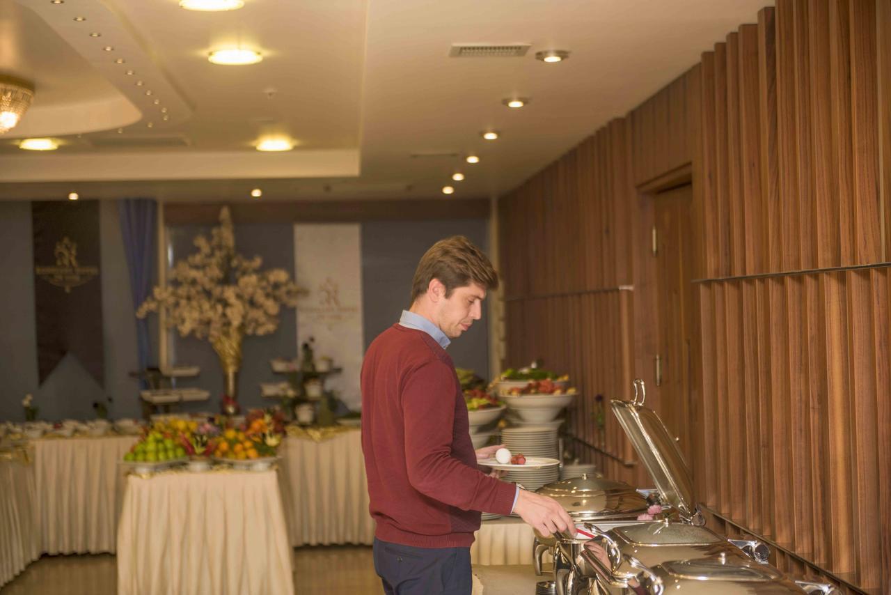 Ozgobek Ronesans Hotel De Luxe Ουσάκ Εξωτερικό φωτογραφία