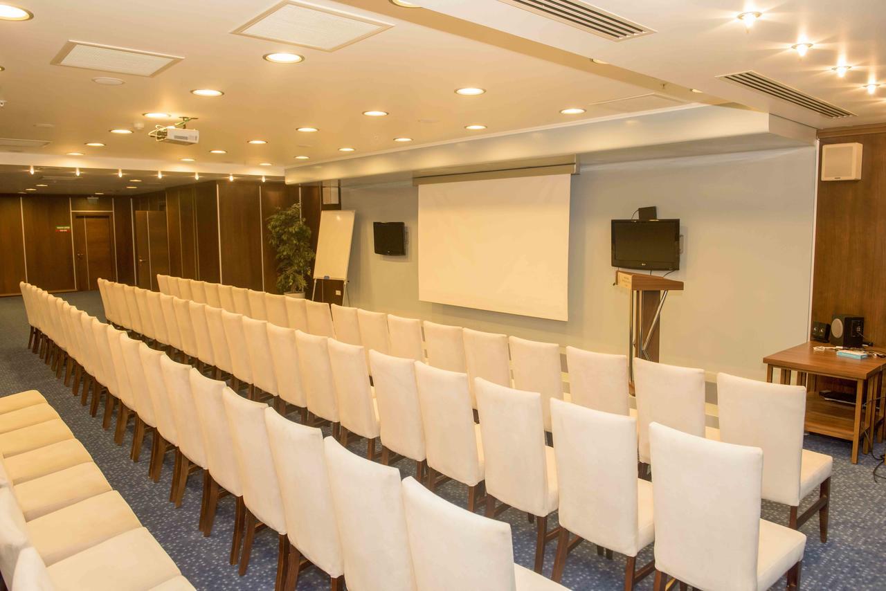 Ozgobek Ronesans Hotel De Luxe Ουσάκ Εξωτερικό φωτογραφία