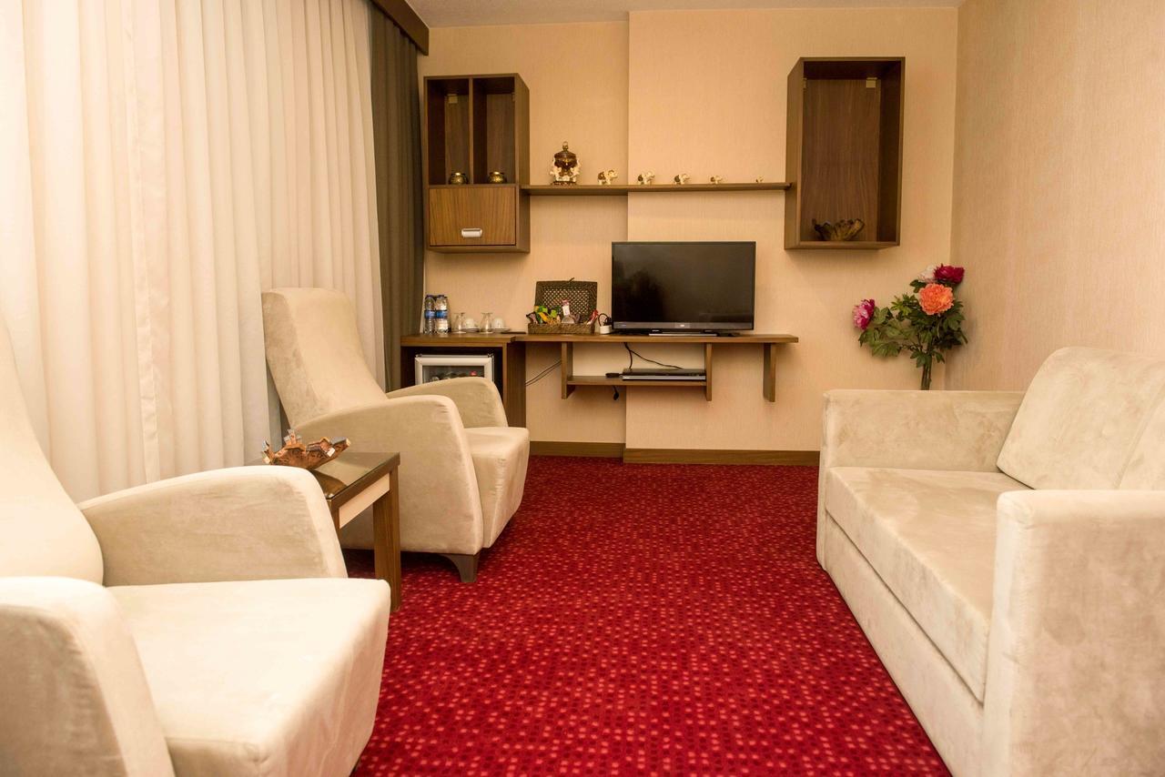 Ozgobek Ronesans Hotel De Luxe Ουσάκ Εξωτερικό φωτογραφία
