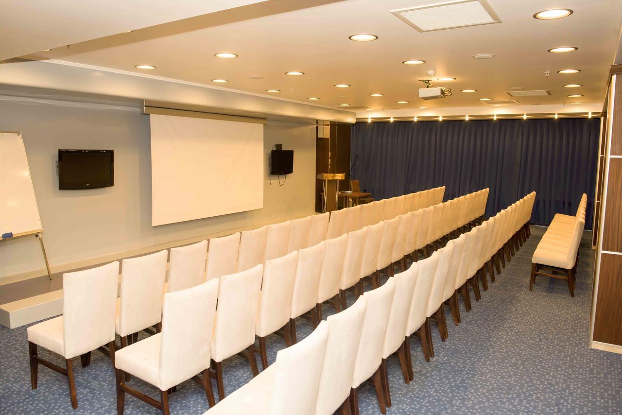 Ozgobek Ronesans Hotel De Luxe Ουσάκ Εξωτερικό φωτογραφία