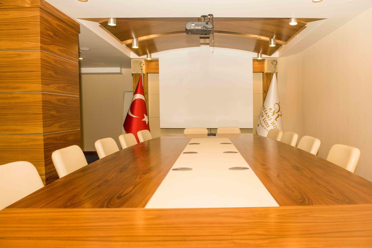Ozgobek Ronesans Hotel De Luxe Ουσάκ Εξωτερικό φωτογραφία