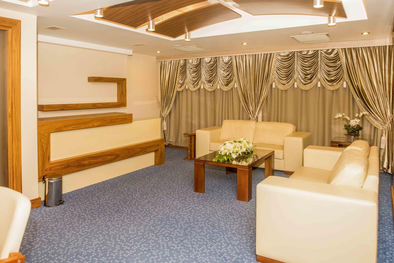 Ozgobek Ronesans Hotel De Luxe Ουσάκ Εξωτερικό φωτογραφία
