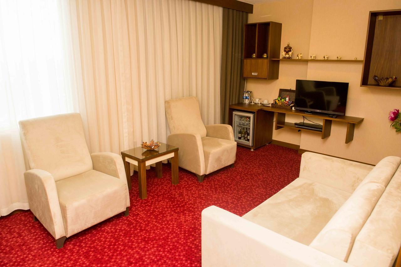 Ozgobek Ronesans Hotel De Luxe Ουσάκ Εξωτερικό φωτογραφία